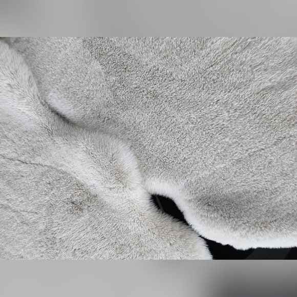 Two Faux Fur Rugs - Picture 4 of 11